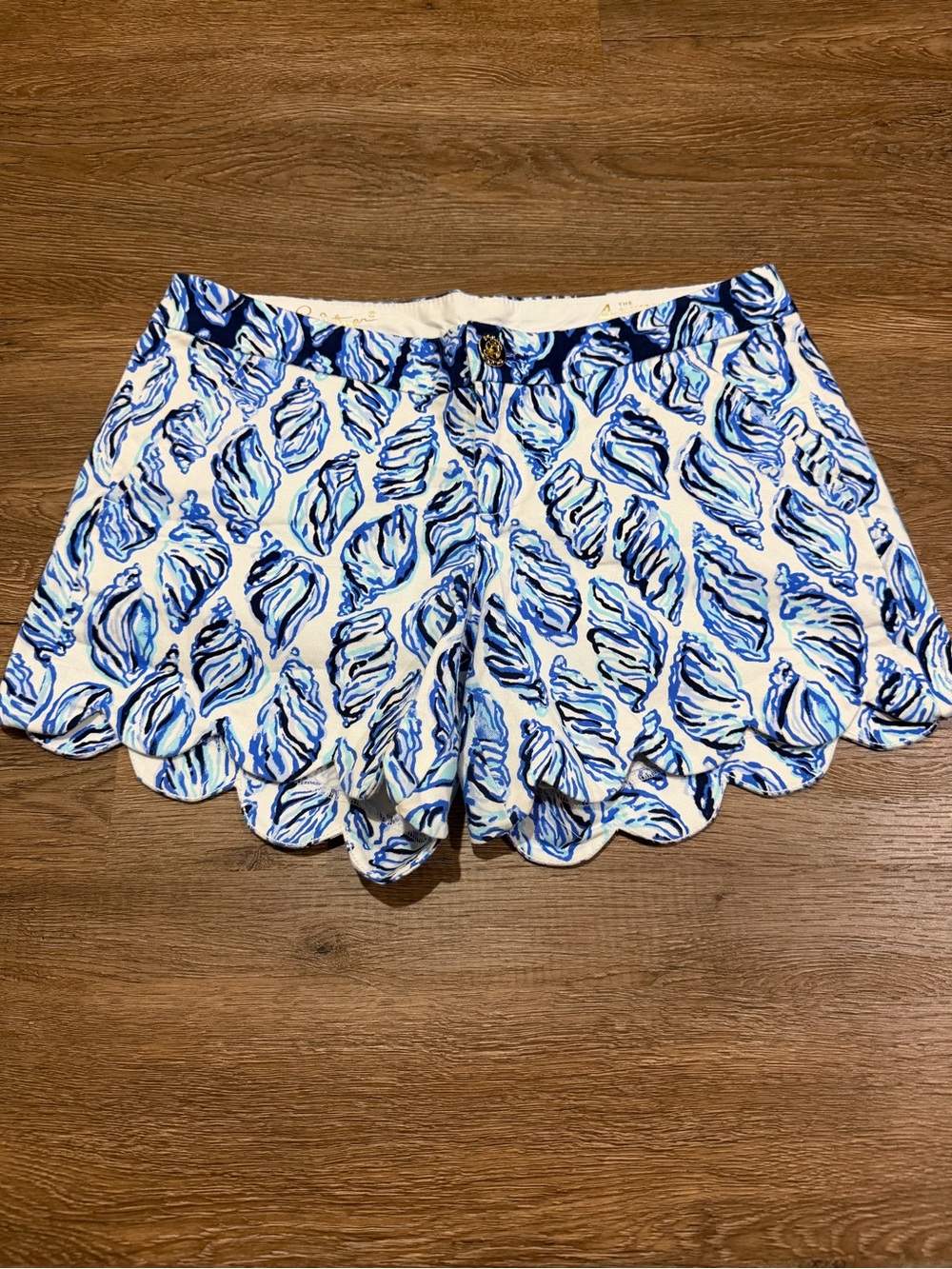 Lilly Pulitzer Buttercup Stretch Shorts 5”Scalloped Hem Printed Shorts